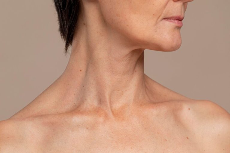 Décolleté et Cou Qui Trahissent Votre Âge : Ce Qu'il Faut Savoir